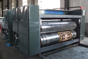 Impresora con alimentador de láminas accionado por cadena-cinta